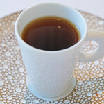 ヌーヴェル・エポック - ランチコース 14450円 の和牛で仕上げた琥珀色に輝くダブルコンソメを小さなカップで