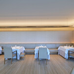 ヌーヴェル・エポック - 店内のテーブル席の風景です