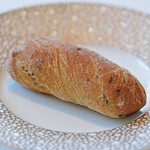 ヌーヴェル・エポック - ランチコース 14450円 の昆布を使った塩昆布と昆布出汁の入ったパン