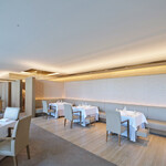 ヌーヴェル・エポック - 店内のテーブル席の風景です