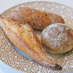 ヌーヴェル・エポック - ランチコース 14450円 の石川県能登の中島菜のパン、バゲット、昆布を使った塩昆布と昆布出汁の入ったパン