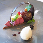 ヌーヴェル・エポック - ランチコース 14450円 のカシスとリンゴのタルトショコラ ビールのソルベとアマレットの香りを添えて