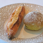 ヌーヴェル・エポック - ランチコース 14450円 の石川県能登の中島菜のパン、バゲット