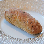 ヌーヴェル・エポック - ランチコース 14450円 の昆布を使った塩昆布と昆布出汁の入ったパン