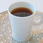 ヌーヴェル・エポック - ランチコース 14450円 の和牛で仕上げた琥珀色に輝くダブルコンソメを小さなカップで