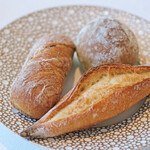 ヌーヴェル・エポック - ランチコース 14450円 の石川県能登の中島菜のパン、バゲット、昆布を使った塩昆布と昆布出汁の入ったパン