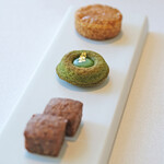 ヌーヴェル・エポック - ランチコース 14450円 のバターたっぷりのカルテル、抹茶風味のフィナンシェ、チョコレートとココナッツのクッキー