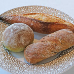 ヌーヴェル・エポック - ランチコース 14450円 の石川県能登の中島菜のパン、バゲット、昆布を使った塩昆布と昆布出汁の入ったパン