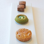 ヌーヴェル・エポック - ランチコース 14450円 のバターたっぷりのカルテル、抹茶風味のフィナンシェ、チョコレートとココナッツのクッキー