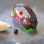 ヌーヴェル・エポック - ランチコース 14450円 のカシスとリンゴのタルトショコラ ビールのソルベとアマレットの香りを添えて