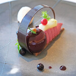 ヌーヴェル・エポック - ランチコース 14450円 のカシスとリンゴのタルトショコラ ビールのソルベとアマレットの香りを添えて