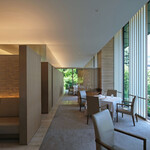 ヌーヴェル・エポック - 店内のテーブル席の風景です