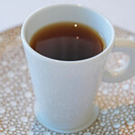 ヌーヴェル・エポック - ランチコース 14450円 の和牛で仕上げた琥珀色に輝くダブルコンソメを小さなカップで