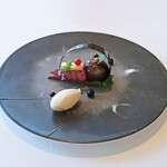 ヌーヴェル・エポック - ランチコース 14450円 のカシスとリンゴのタルトショコラ ビールのソルベとアマレットの香りを添えて