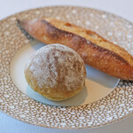 ヌーヴェル・エポック - ランチコース 14450円 の石川県能登の中島菜のパン、バゲット
