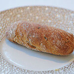 ヌーヴェル・エポック - ランチコース 14450円 の昆布を使った塩昆布と昆布出汁の入ったパン