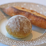 ヌーヴェル・エポック - ランチコース 14450円 の石川県能登の中島菜のパン、バゲット