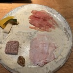 ホルモン焼 婁熊東京 - 野菜ピクルス、パテ、自家製ロースハム、生ハム