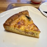 ジージーコー - サーモンとキノコのキッシュ460円