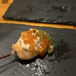 楽食亭 - サーモンのイクラ乗せ！