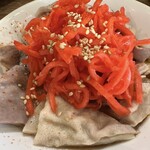 肉の佐藤 - 噂の紅生姜ぶっかけホルモンポン酢