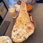 ネパｰル・インド料理 Happy - ガーリックナン