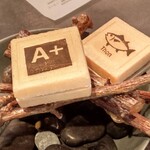 a plus - これもお決まりの最中 鮪に3種類のチーズ