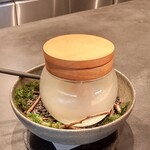 a plus - 料理写真:定番ともいえる瞬間燻製 和歌山の鰹に鮎の魚醤