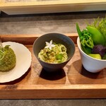 a plus - ・左: ホタテ貝柱のボール 青海苔 ・中: 三輪素麺 ・右: 奈良の野菜 ソースタップナード
