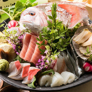 毎日仕入れる新鮮な魚介類を、職人が心を込めて盛り付け