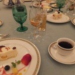 ディズニーアンバサダーホテル - ミッキーのケーキ　クリームチーズのムース　ラズベリーソース添え