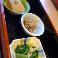 京懐石 美濃吉 竹茂楼 ホテル阪急インターナショナル店 - 小鉢（特製胡麻豆腐、本日の和え物二種）