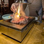 305735776 - 魚炙ってるだけには見えん(^_^;)  焼き師のお兄さんユーモアあって会話が楽しい。