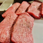 焼肉 大幸園 - 上タン　かなりの厚さがあります。