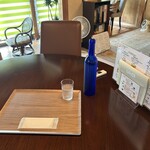 碧のかぜ - 瑠璃色の瓶に入ったお冷。これだけで、普通の水も2割増しで美味しく感じるから不思議だ。