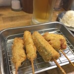 串泰 - Aセット。生と串4本で¥500。ソースは甘めかな。殆どが1本¥100だけどキャベツが食べ放題でしっかり串カツ屋さん。食べ過ぎでキャベツで腹ふくれますわ（笑）野菜不足意識し過ぎかなあ(･･