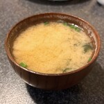 かがり火亭 - お味噌汁❤️
      めちゃくちゃ熱々‼️
      白味噌の優しい味わい✨