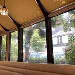 不二家レストラン - 窓から木々が見え落ち着きます