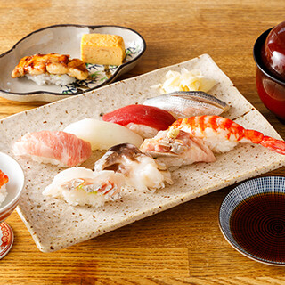 毎朝目利きする旬の食材。お客様と食材に心を込めた一貫