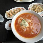 幸楽苑 - 料理写真:トマト&カレーらーめん（税込890円）+辛しにんにく（税込30円）。ミックスチャーハンセット（税込500円）