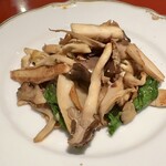 オゴッソ - 地元のキノコのバター炒め
