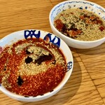 広島風つけ麺 辛唐家 - 左「中辛２」右「きもち辛め０」のつけだれ