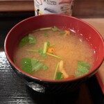 美家古寿司 - 味噌汁は薄めかな。