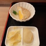 美家古寿司 - 小鉢と漬物。