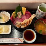 美家古寿司 - 小鉢と漬物と味噌汁がセットで付きます。