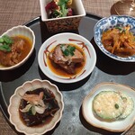 fu-fu shisen - 前菜6種盛り（上から時計回りに）木耳とビーツのピクルス、鰺のエスカベッシュ、ズッキーニの腐乳炒め、茄子の煮びたし、鮎の火鍋煮、マグロ叉焼