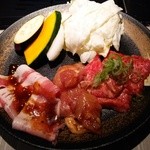 30576693 - 『鹿児島三大名産盛り合わせ』!『鹿児島黒牛カルビ』5切れ,『鹿児島無菌豚(黒桜豚)』3切れ,『薩摩地鶏』2切れ,『焼野菜』の盛り合わせ～♪(^o^)丿
                    