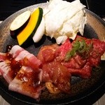 薩摩焼肉　黒桜 - 『鹿児島三大名産盛り合わせ』!『鹿児島黒牛カルビ』5切れ,『鹿児島無菌豚(黒桜豚)』3切れ,『薩摩地鶏』2切れ,『焼野菜』の盛り合わせ～♪(^o^)丿
      