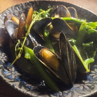 ムール貝と徳島県産ブロッコリーの白ワイン蒸し　カルダモンの香り