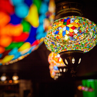 異国情緒漂うアラビアンシャンデリアと大壁画が彩る、非日常空間